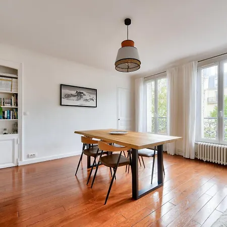 Charming With Open Views 아파트