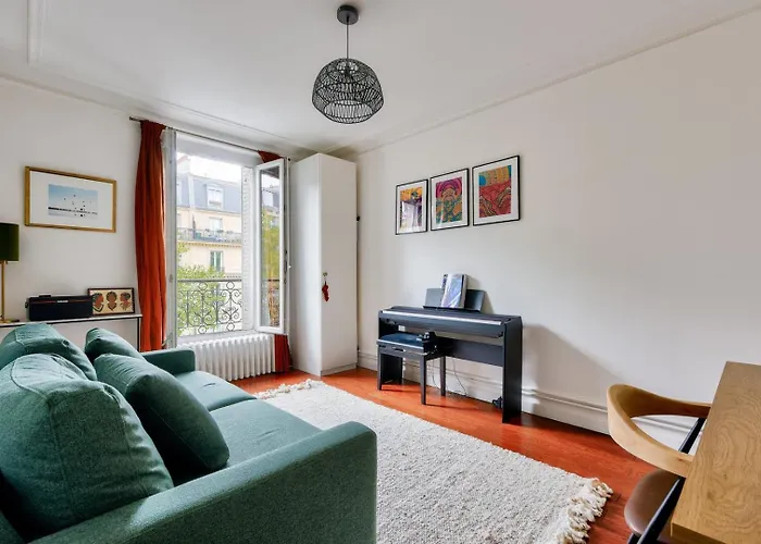 Charming With Open Views باريس